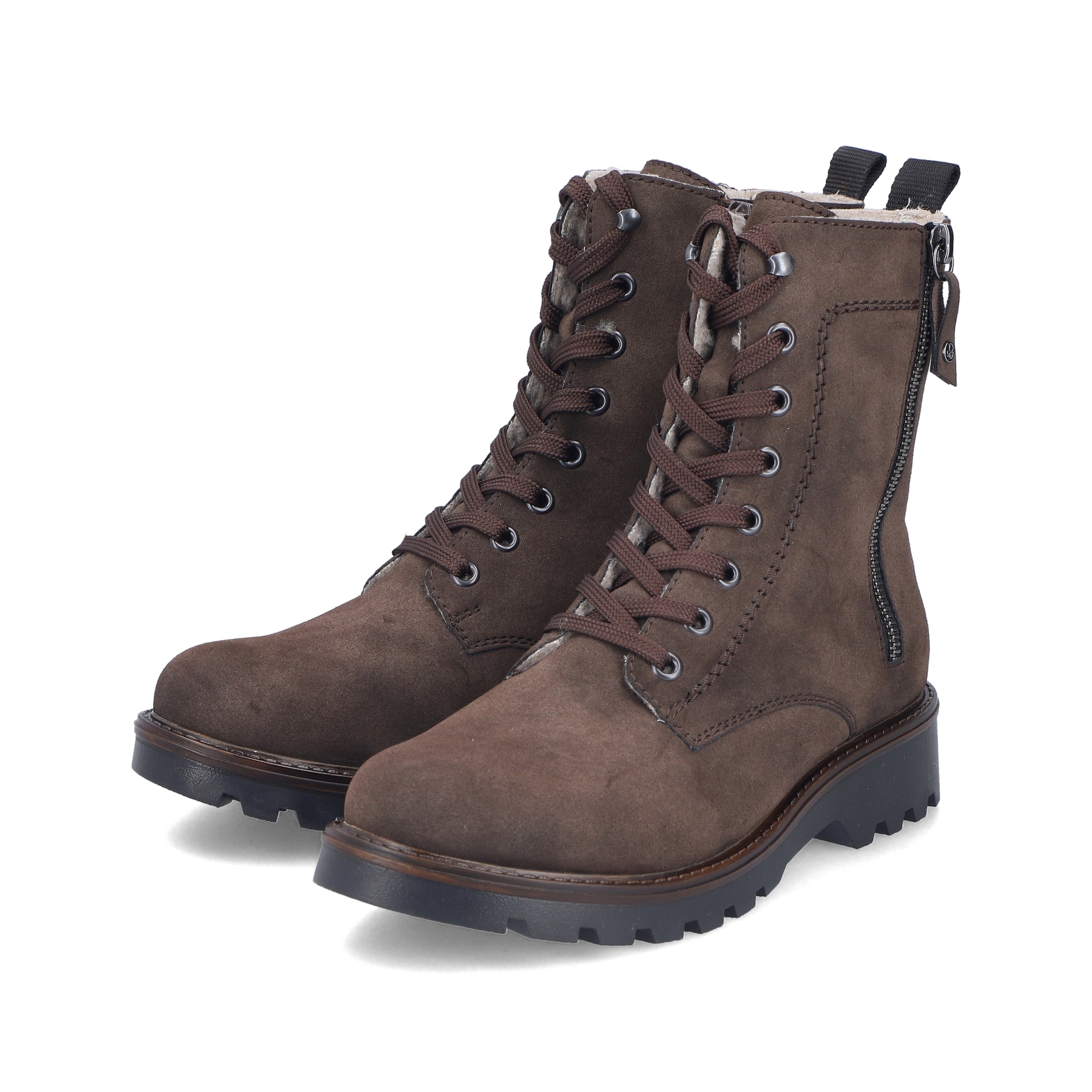 Braune Rieker Damen Biker Boots 73210-25 mit einem Reißverschluss. Schuhpaar seitlich schräg.