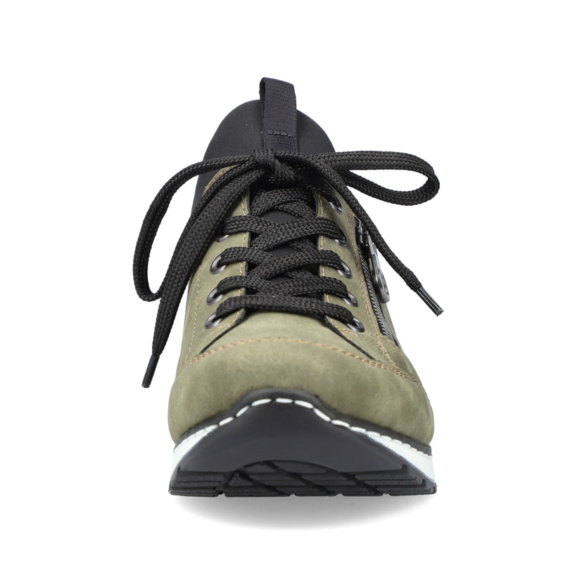 Khakigrüne Rieker Damen Slipper 54470-55 mit Elastikeinsatz sowie einer leichten Sohle. Schuh von vorne.