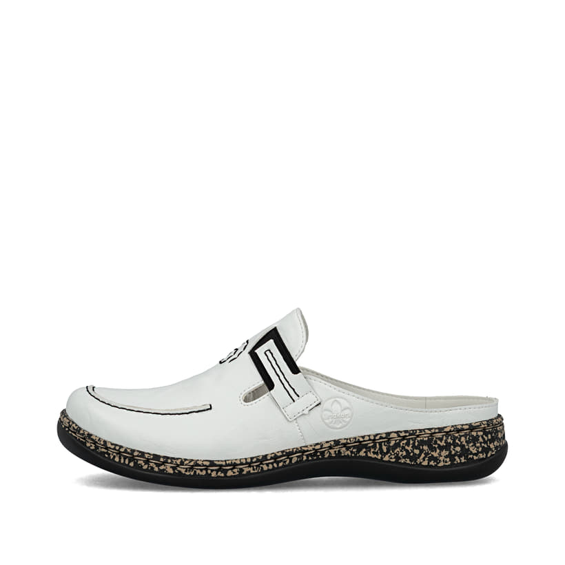 Weiße Rieker Damen Clogs 46393-80 mit Gummizug sowie extra weicher Decksohle. Schuh Außenseite.