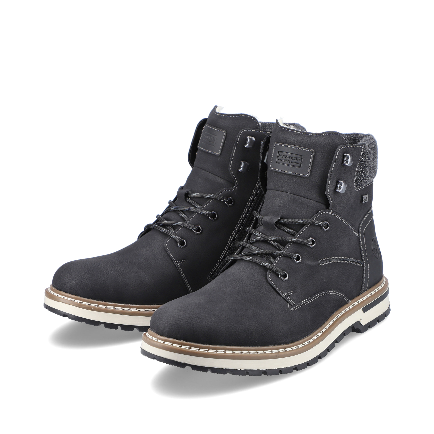 Tiefschwarze Rieker Herren Schnürstiefel F3832-00 mit einer robusten Profilsohle. Schuhpaar schräg.