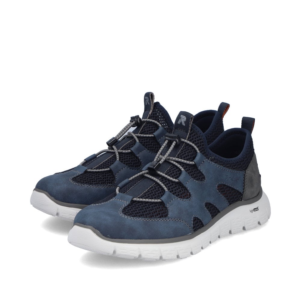 Mocassins Rieker bleus pour homme B6678-14 en optique à trous. Chaussures inclinées sur le côté.