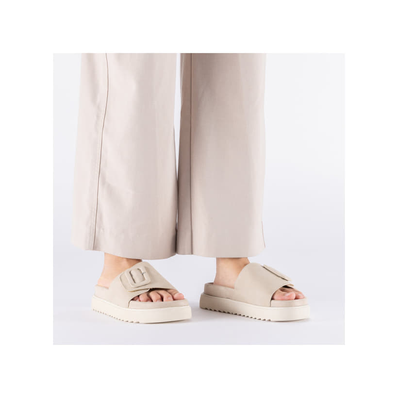 Beige Rieker Damen Pantoletten V5650-62 mit trendiger Schnalle. Schuh am Fuß.