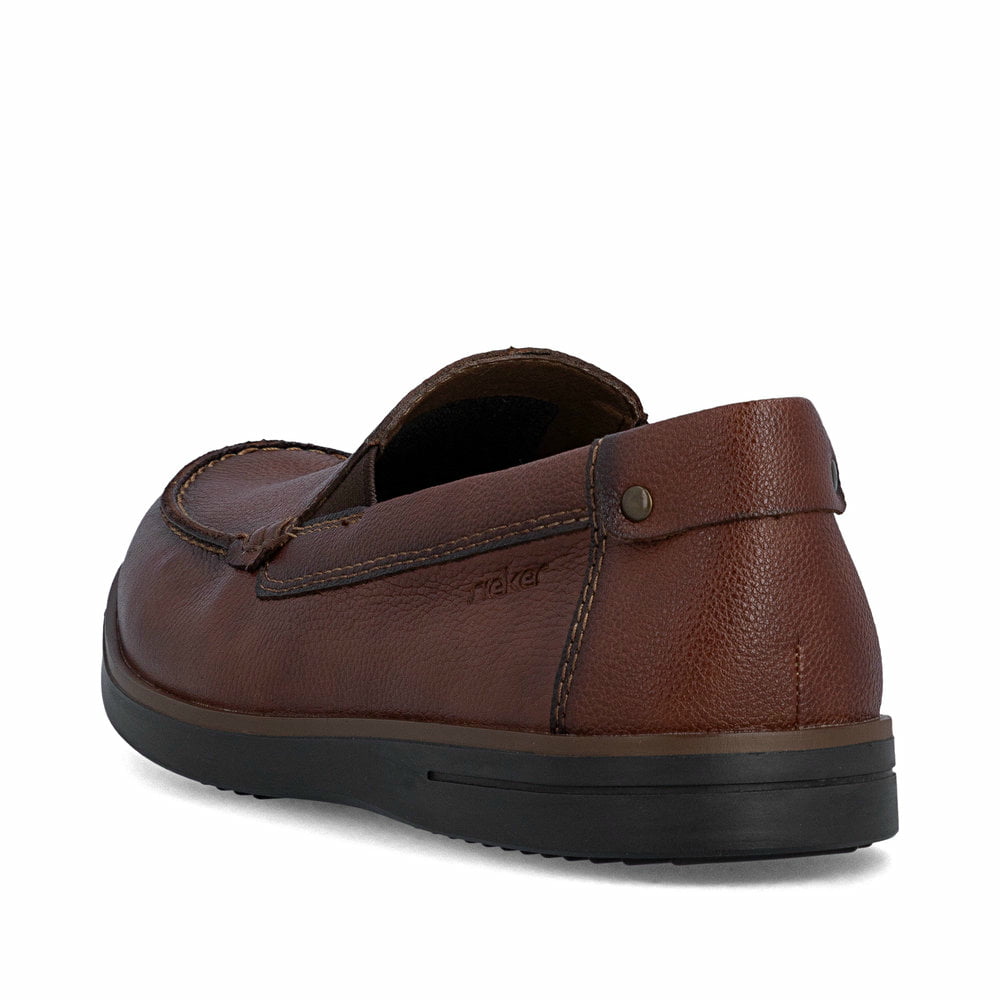 Braune Rieker Herren Slipper B2352-24 aus Glattleder mit modernen Ziernähten. Schuh von hinten.