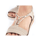 Beige Rieker Keilsandaletten V3662-62 mit Gummizug sowie einer leichten Sohle. Schuh am Fuß.
