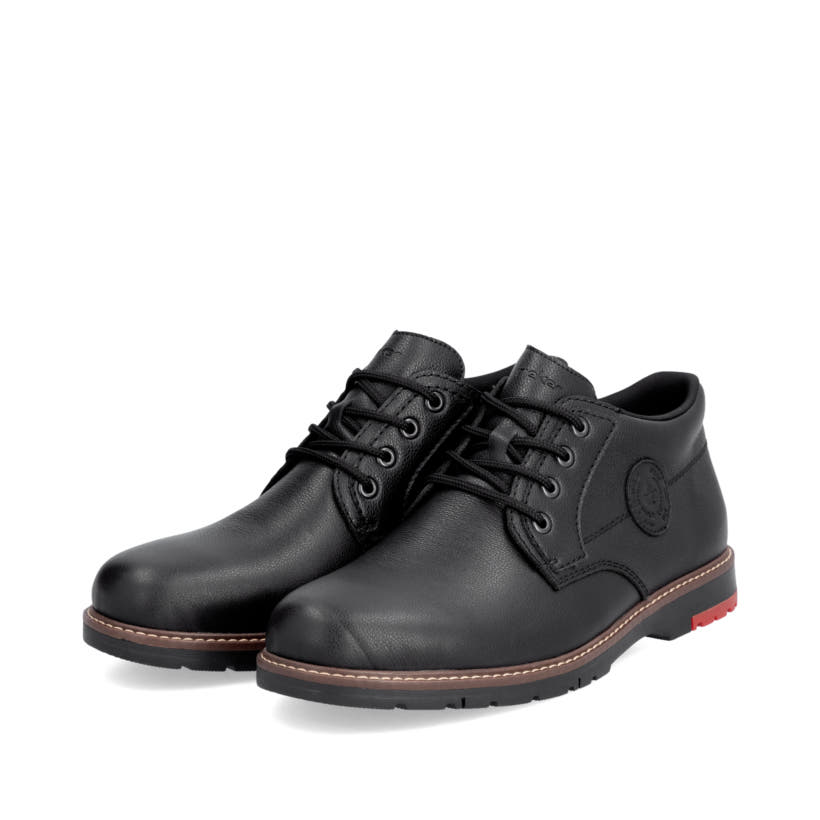 Schwarze Rieker Herren Schnürstiefel 10539-00 aus Glattleder mit Reißverschluss. Schuhpaar seitlich schräg.