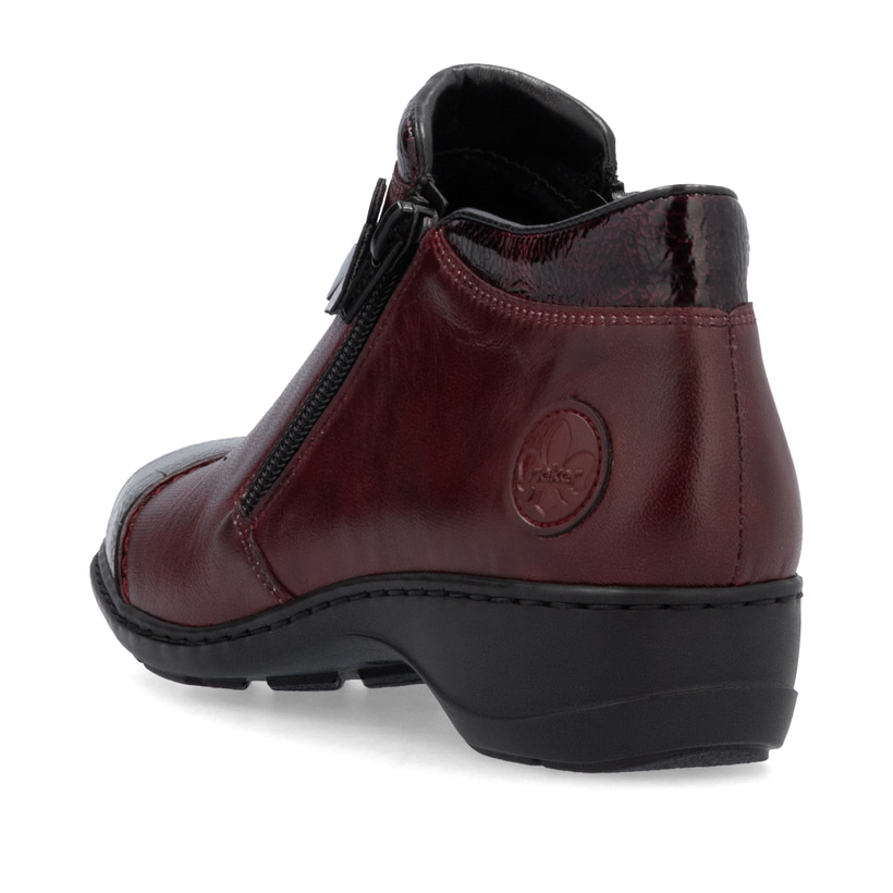 Weinrote Rieker Damen Kurzstiefel 58388-36 aus Glattleder mit dekorativer Blume. Schuh von hinten.