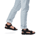 Schwarze waschbare Rieker Herren Trekkingsandalen 20802-01 mit flexibler Sohle. Schuh am Fuß.