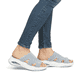 Blaue vegane Rieker Damen Pantoletten W3150-10 mit einem Gummizug. Schuh am Fuß.