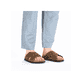 Braune Rieker Herren Pantoletten 21193-25 mit einer Schnalle sowie Extraweite H. Schuh am Fuß.