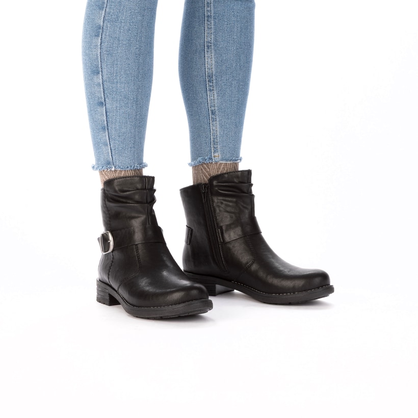 Biker Boots Rieker noires pour femme 79462-00 avec boucle décorative. Chaussure au pied.