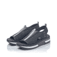 Nachtschwarze Rieker Damen Riemchensandalen V59B5-00 mit einem Elastikeinsatz. Schuhpaar seitlich schräg.