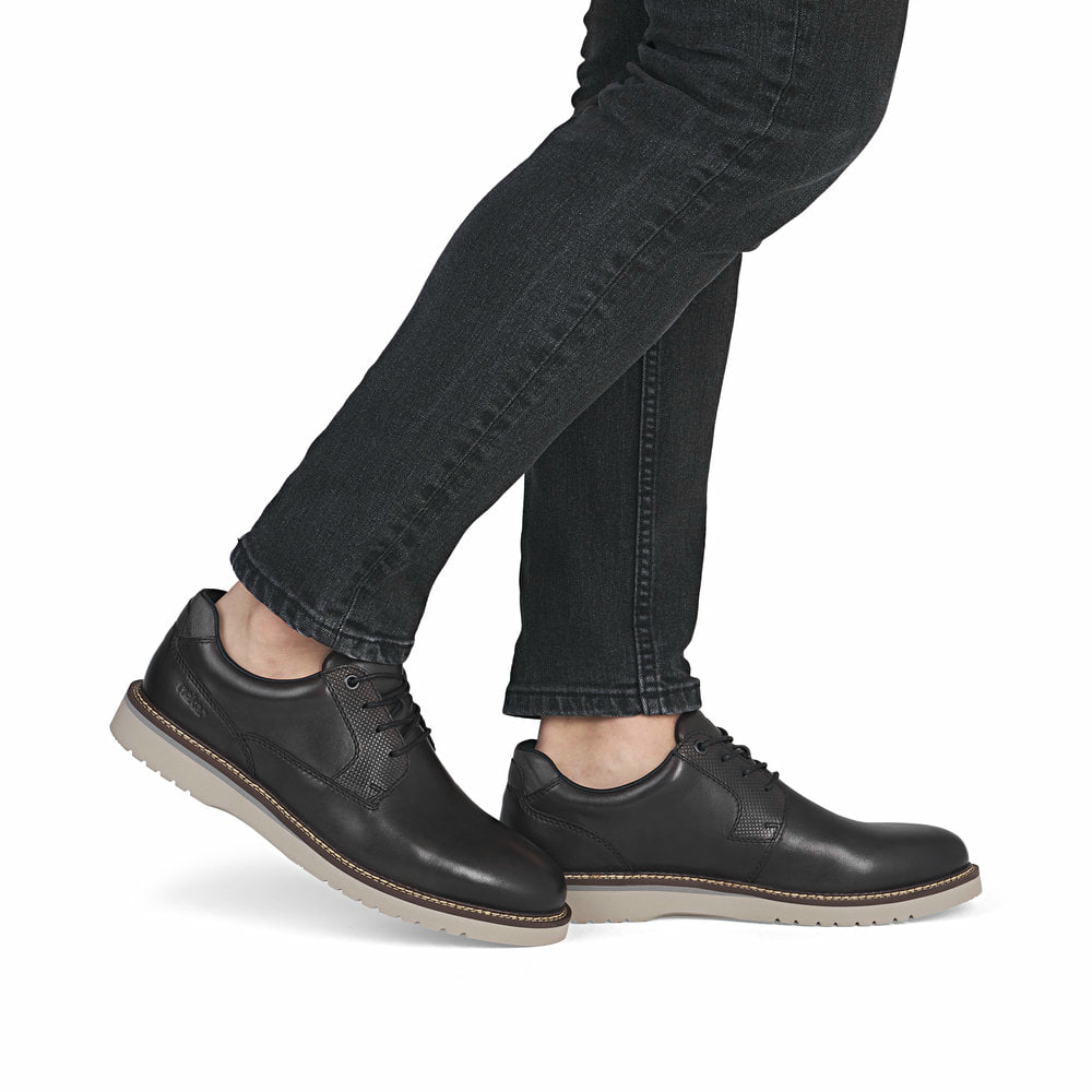 Graue Rieker Herren Schnürschuhe 04503-45 aus Glattleder mit der Extraweite H. Schuh am Fuß.