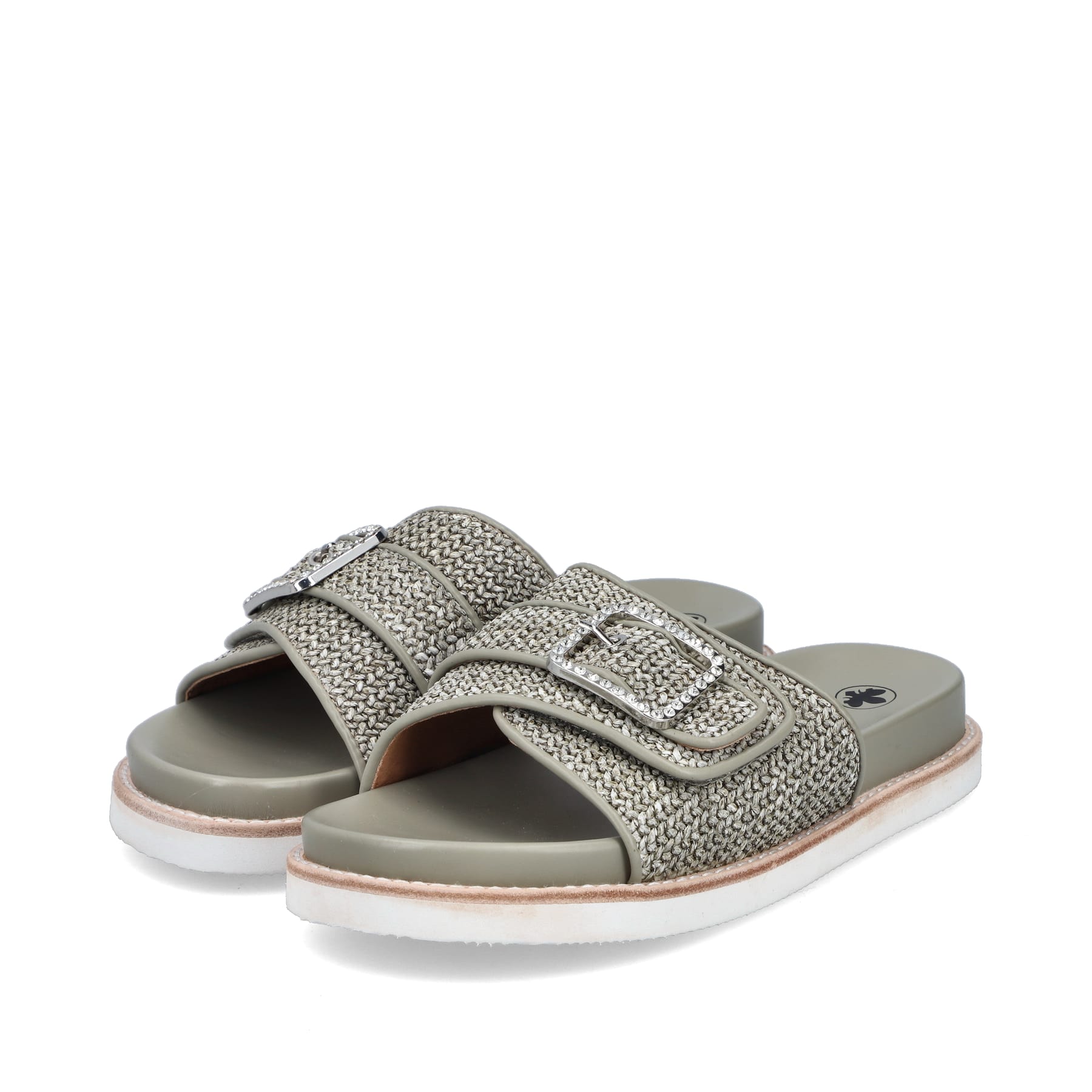 Grüne Rieker Damen Pantoletten V9582-52 mit trendigen Schnalle. Schuhpaar seitlich schräg.