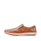 Braune Rieker Herren Slipper 08868-24 mit Gummizug sowie der Komfortweite G 1/2. Schuh Außenseite.