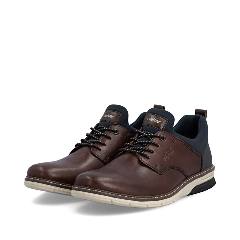 Dunkelbraune Rieker Herren Slipper 14454-26 aus Glattleder mit einem Gummizug. Schuhpaar seitlich schräg.