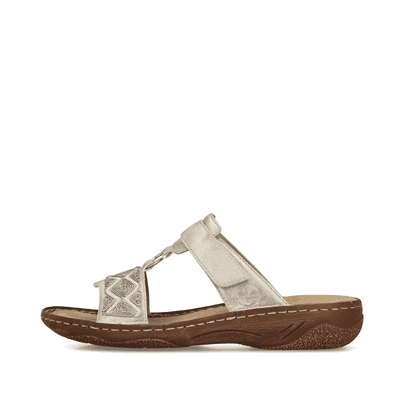 Beige Rieker Damen Pantoletten V2864-60 mit Schmuckelementen. Schuh Außenseite.