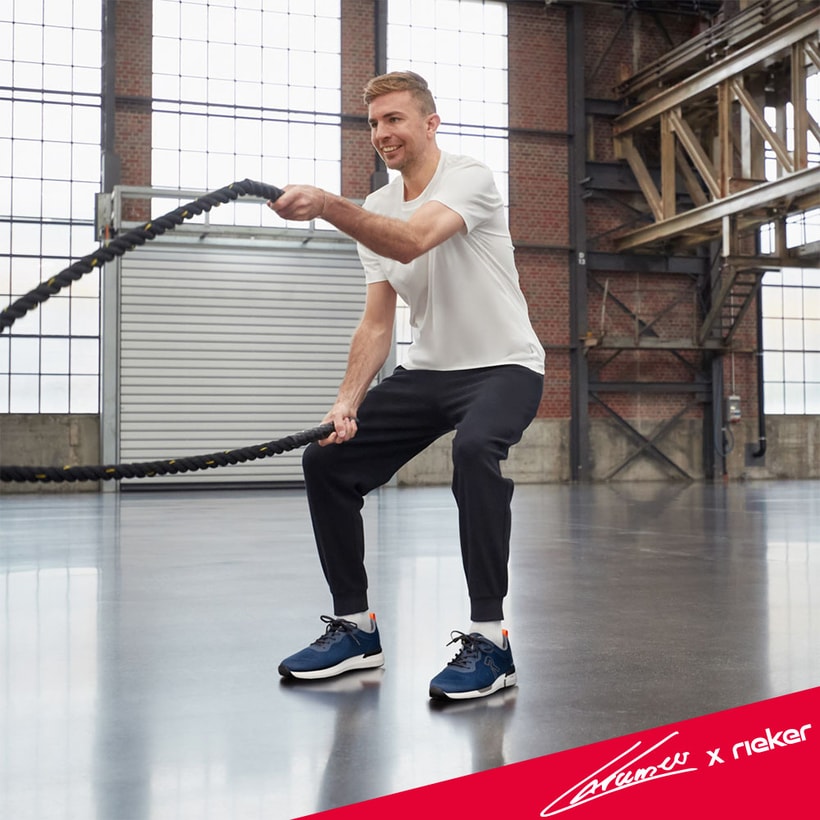 Dunkelblaue Rieker Herren Sneaker Low U1404-14 mit einer Schnürung von Christopher Kramer getragen. Christoph Kramer x Rieker.