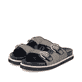 Schwarze Rieker Damen Pantoletten V9584-00 mit Schnallen sowie leichter Sohle. Schuhpaar seitlich schräg.