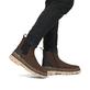 Braune Rieker Herren Chelsea Boots U1272-25 mit TR-Sohle mit leichtem EVA-Inlet. Schuh am Fuß.