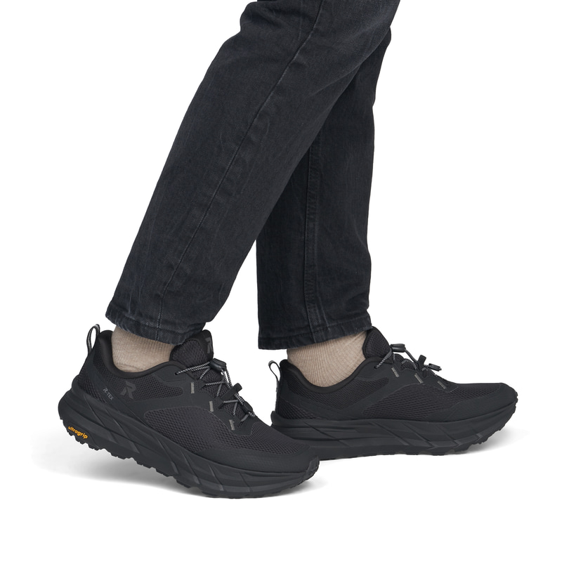 Schwarze Rieker Sport Damen Sneaker Low W4502-00. Schuh am Fuß.