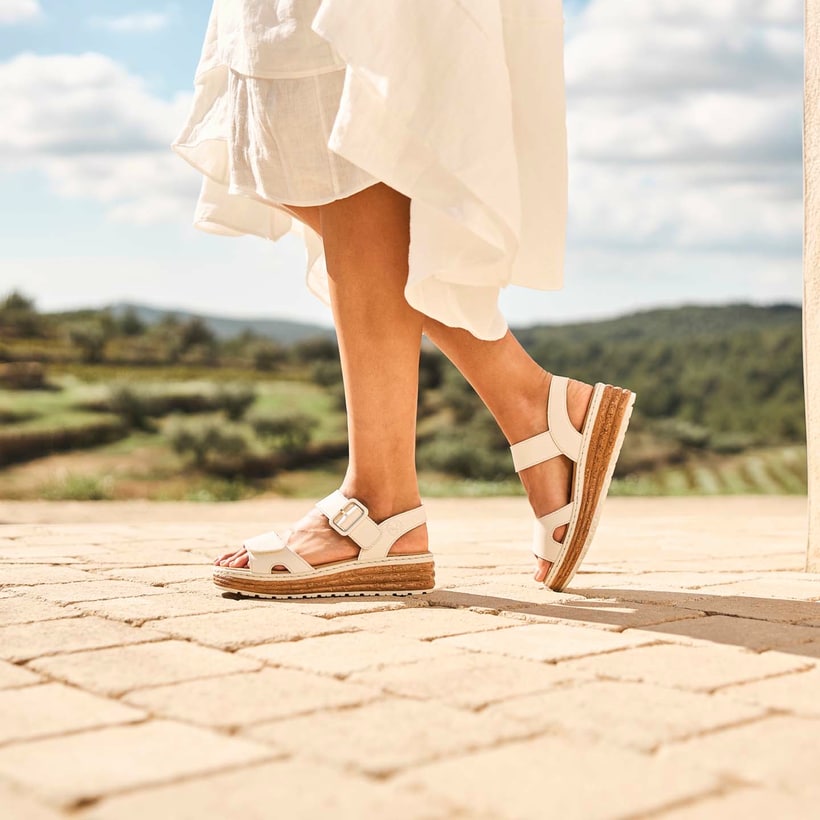 Beige Rieker Keilsandaletten 62760-60 mit trendigen Schnalle. Schuh am Model.