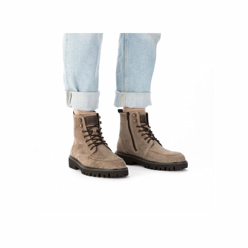 Hellbeige Rieker Herren Schnürstiefel 30414-64 aus Rauleder mit Bergsteiger-Ösen. Schuh am Fuß.