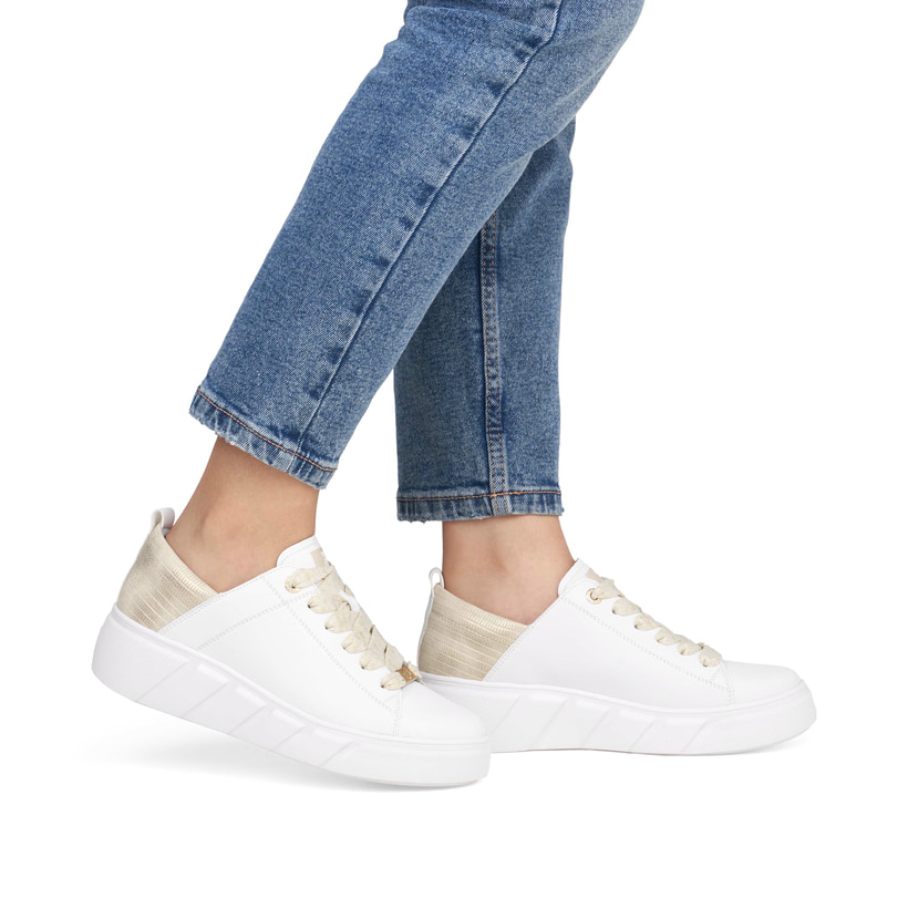 Weiße Rieker Damen Sneaker Low W2602-81 mit einer Schnürung. Schuh am Fuß.