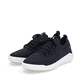 Blaue waschbare Rieker Herren Slipper U1103-14 mit einer flexiblen Sohle. Schuhpaar seitlich schräg.