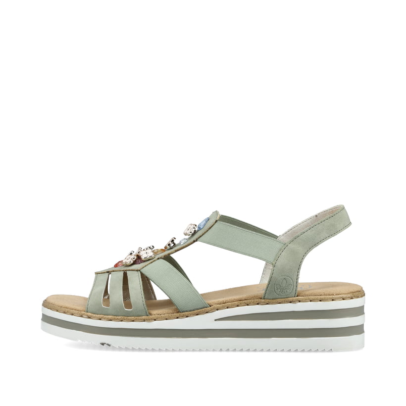 Grüne Rieker Keilsandaletten V0245-52 mit Schmuckelementen sowie einem Gummizug. Schuh Außenseite.