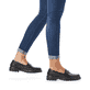 Graphitschwarze Rieker Damen Loafer 54862-01 mit einem Elastikeinsatz. Schuh am Fuß.