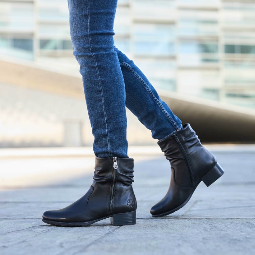 Schwarze Rieker Damen Stiefeletten 78656-00 getragen