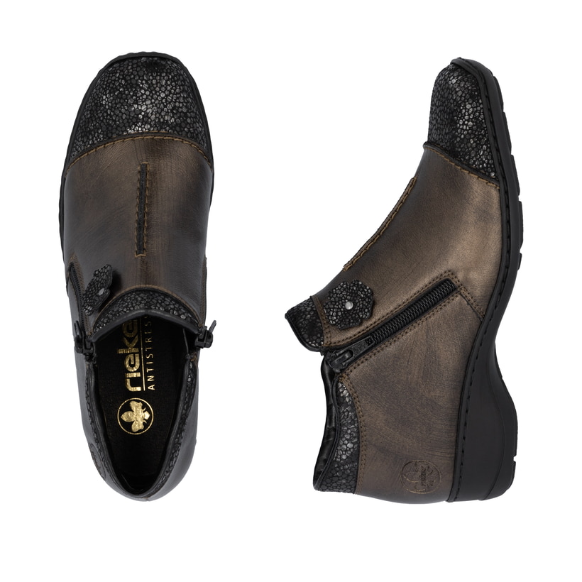 Braune Rieker Damen Kurzstiefel 58388-25 aus Glattleder mit dekorativer Blume. Schuh von oben, liegend.
