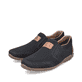 Schwarze Rieker Herren Slipper 09069-00 mit Gummizug sowie Komfortweite G 1/2. Schuhpaar seitlich schräg.