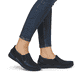 Schwarze Rieker Damen Slipper 48964-00 mit einem Gummizug sowie der Extraweite H. Schuh am Fuß.