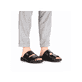 Schwarze Rieker Herren Pantoletten 25590-00 mit einem Klettverschluss. Schuh am Fuß.