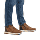 Braun-schwarze Rieker Herren Sneaker High B5530-25 mit einem Reißverschluss. Schuh am Fuß.