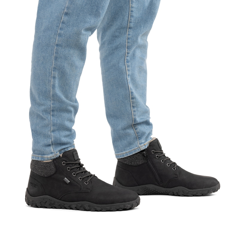 Schwarze Rieker Herren Schnürstiefel 08130-01 mit wasserabweisender TEX-Membran. Schuh am Fuß.