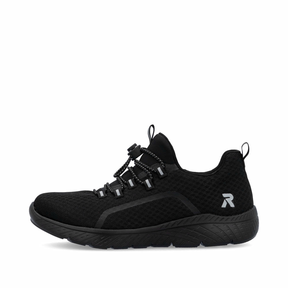 Schwarze Rieker Damen Slipper M5070-00 mit einem Gummizug sowie flexibler Sohle. Schuh Außenseite.