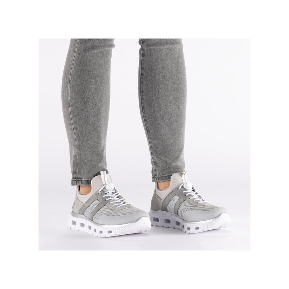 Graue Rieker Damen Sneaker Low M6061-40 mit einem Gummizug sowie Komfortweite G. Schuh am Fuß.