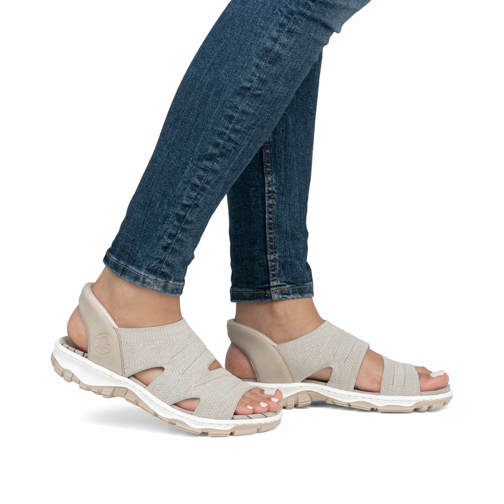 Beige vegane Rieker Damen Trekkingsandalen 68895-64 mit Ready2GO Slip-in Feature. Schuh am Fuß.