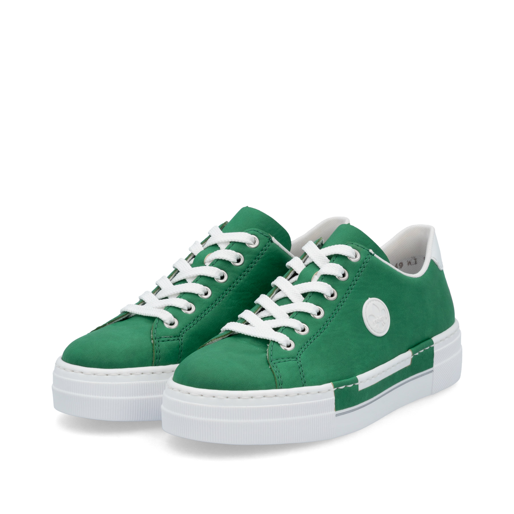 Grüne Rieker Damen Sneaker Low N49W1-52 mit einer Schnürung. Schuhpaar seitlich schräg.