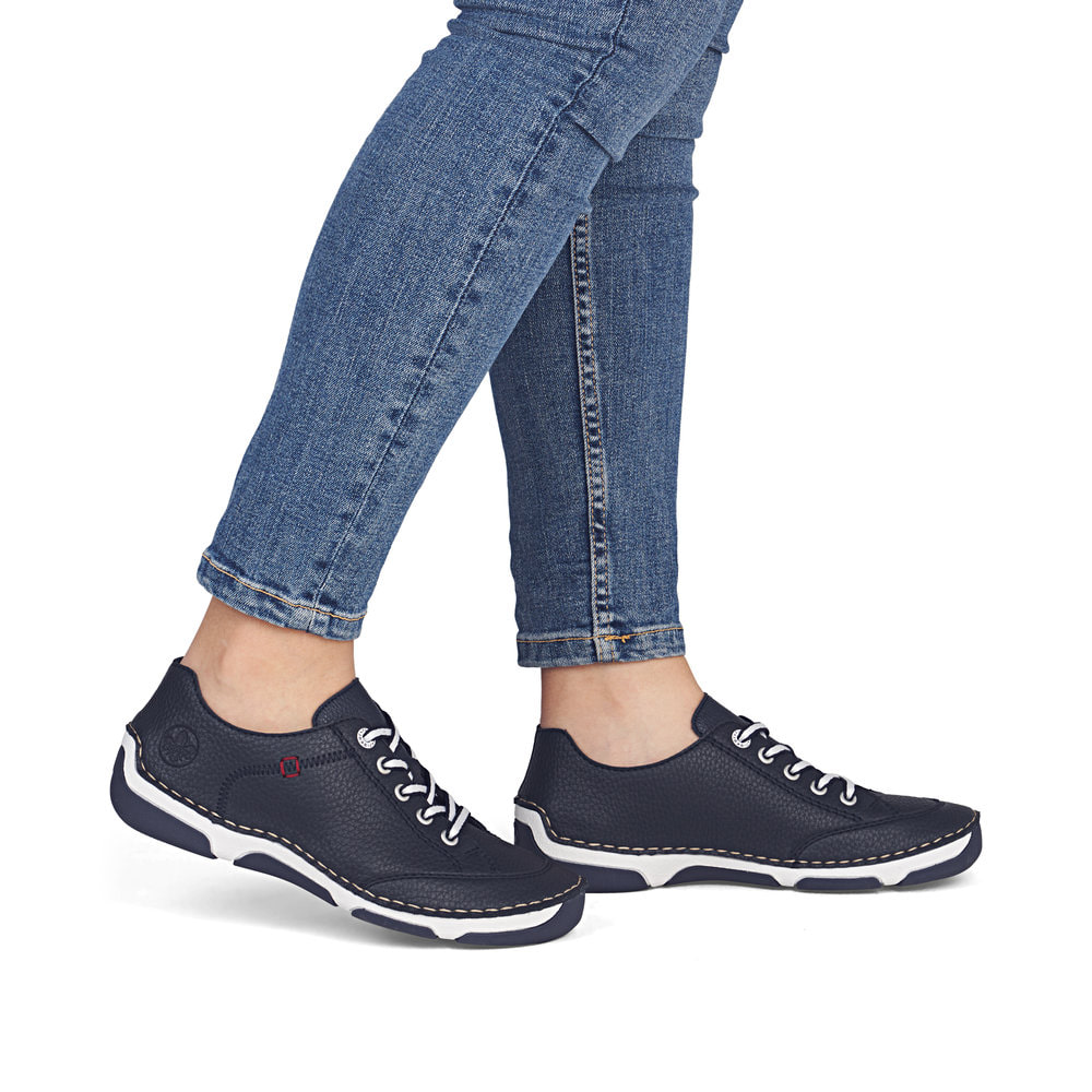 Blaue Rieker Damen Schnürschuhe 55901-14 aus Glattleder mit modernen Ziernähten. Schuh am Fuß.