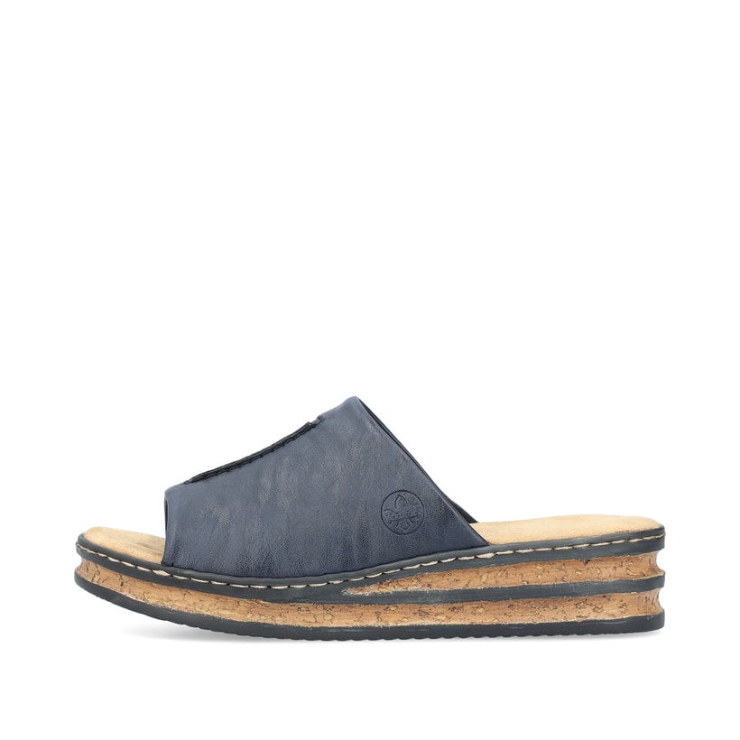 Blaue Rieker Damen Pantoletten 62905-14 mit moderner Spannnaht. Schuh Außenseite.