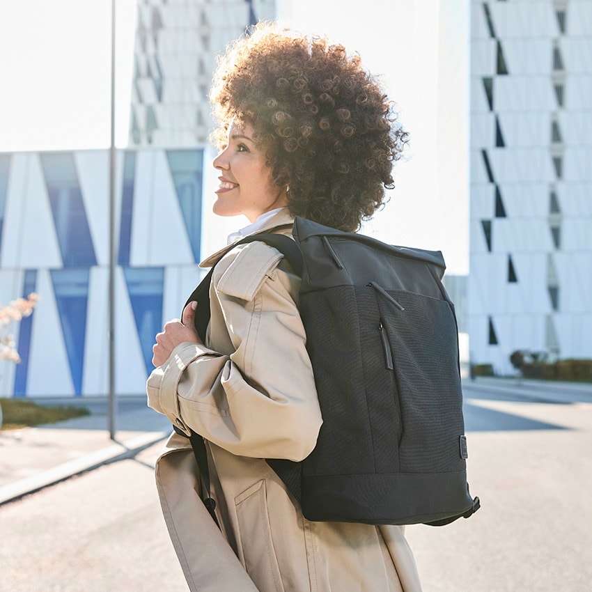 Frau trägt den Rieker Rucksack H5101-00 in Schwarz aus Textil.
