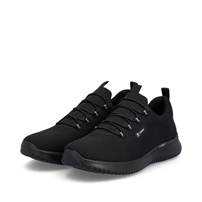 Schwarze Rieker Herren Slipper B9655-00 mit einem Gummizug sowie Komfortweite G. Schuhpaar seitlich schräg.