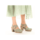 Grüne Rieker Riemchensandaletten 66778-52 mit einem Gummizug. Schuh am Fuß.