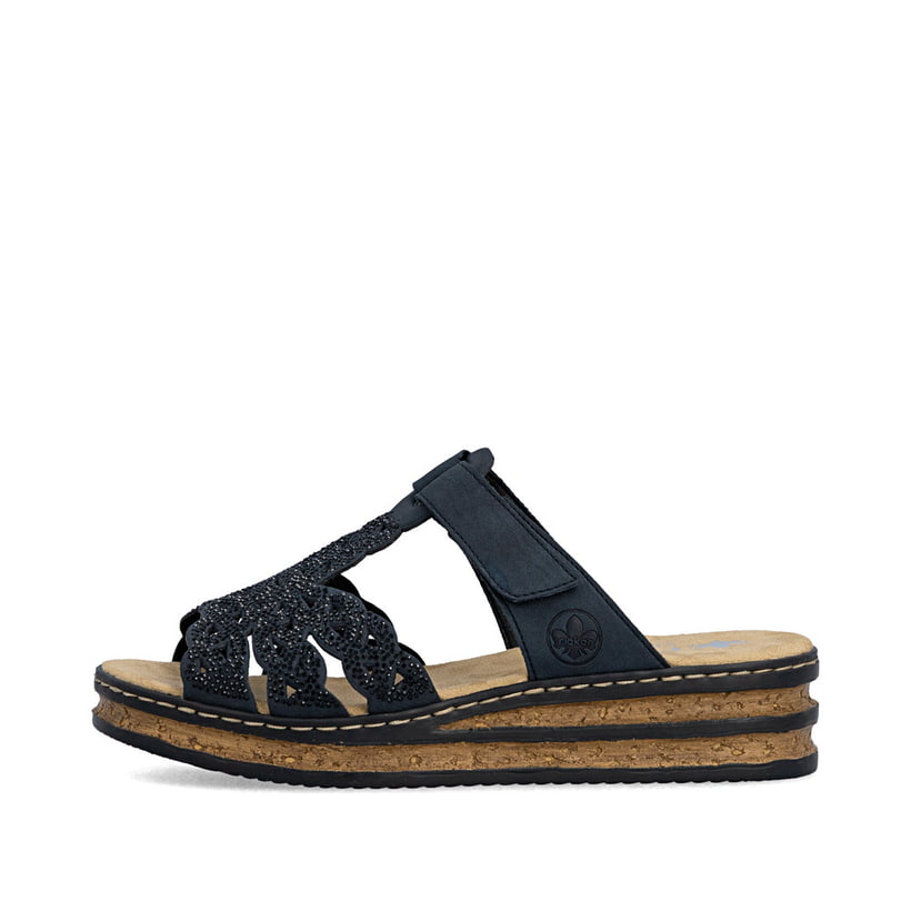 Blaue Rieker Damen Pantoletten 62986-14 mit Strasssteinen sowie Klettverschluss. Schuh Außenseite.