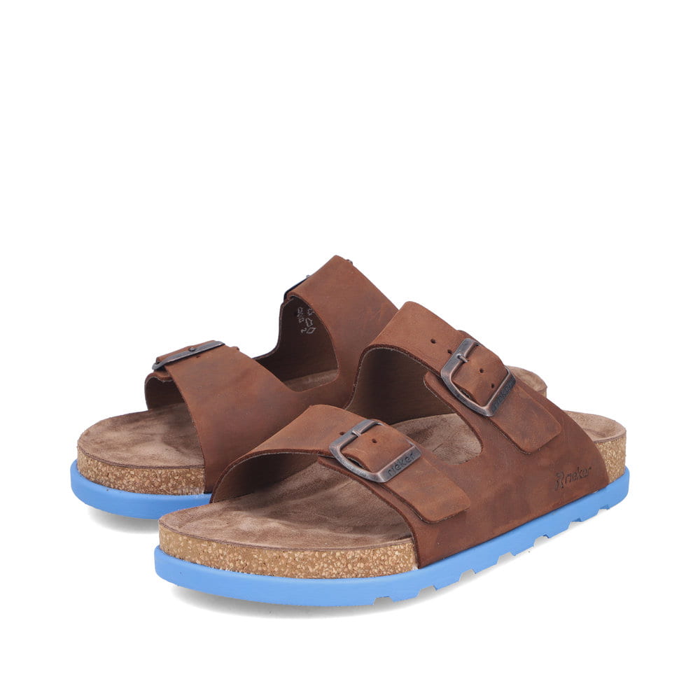 Braune Rieker Herren Pantoletten 21190-28 aus Rauleder mit farbiger Sohle. Schuhpaar seitlich schräg.
