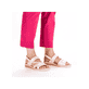 Silberne Rieker Keilsandaletten V3666-60 mit einem Klettverschluss. Schuh am Fuß.