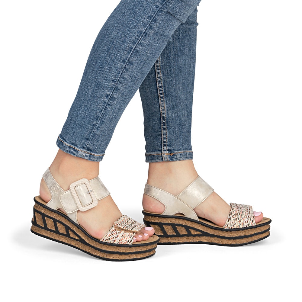Beige Rieker Keilsandaletten 68172-60 mit trendiger Schnalle. Schuh am Fuß.